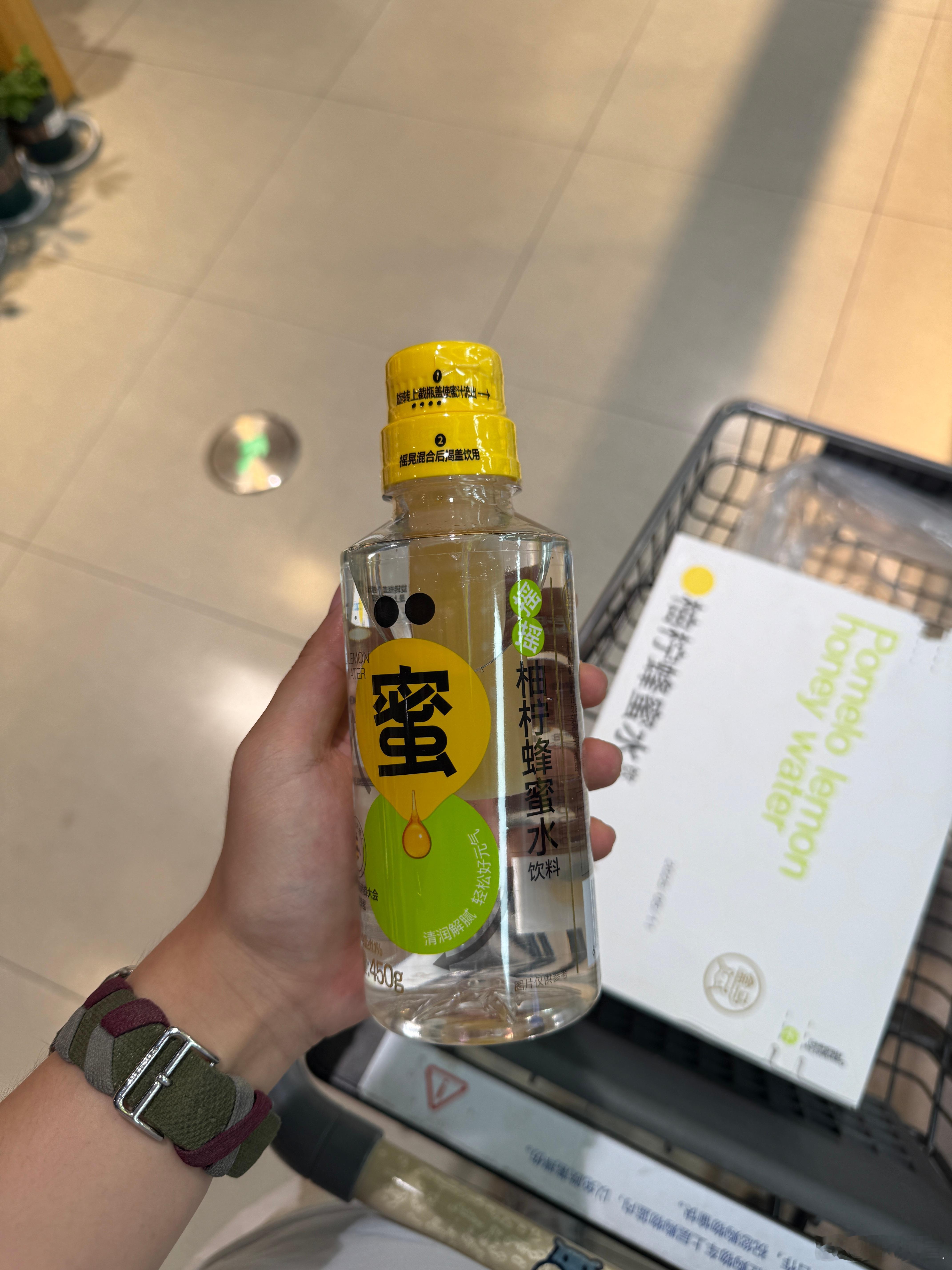 最近爱上了盒马的这款蜂蜜水。直接买一箱～[坏笑]感觉我是不是可以当一个种草博主？