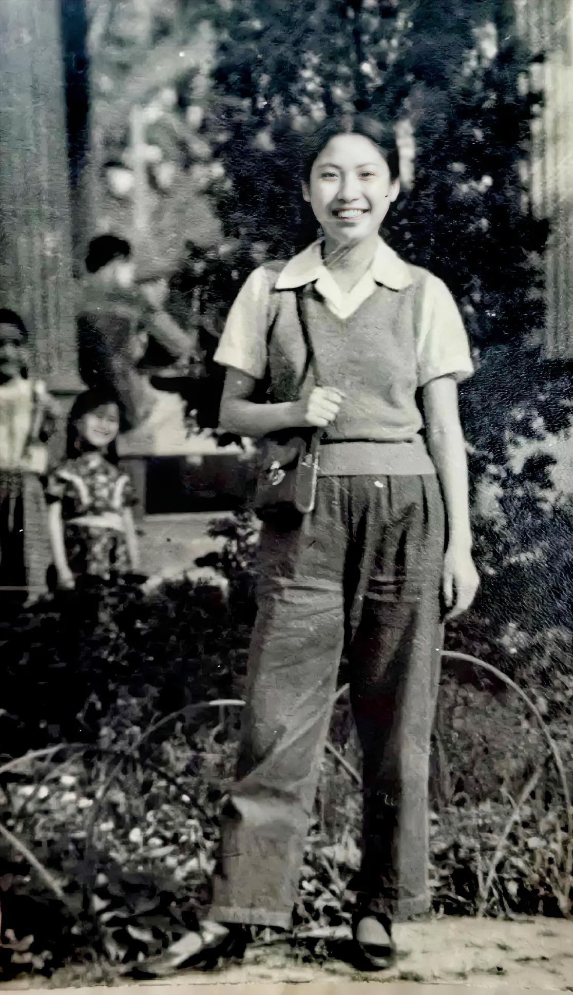 80年代洋溢着青春气息的少女
       就像一首动人的歌谣。那时候的少女，穿