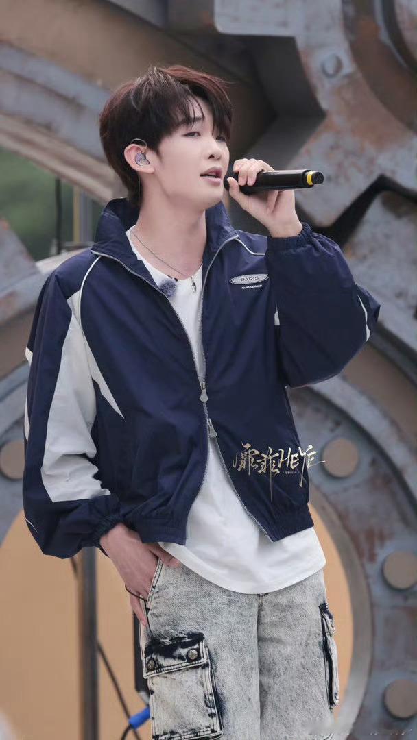 王赫野的脸怎么红成这样 直播被叫一声“哥哥”就红温了！脸蛋像煮熟的虾，这反应也太