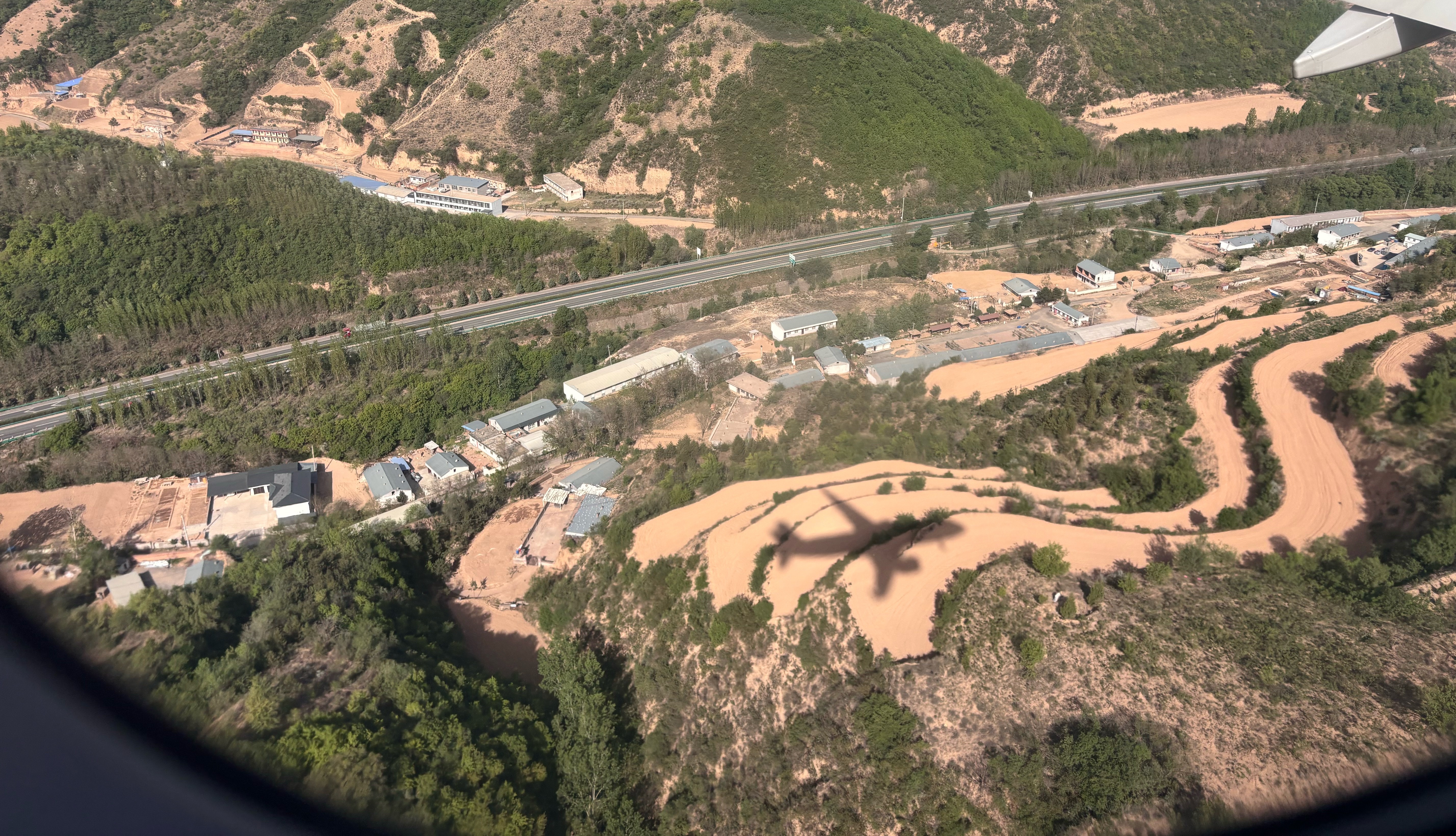 不知填了多少条沟壑建起了这南泥湾机场  ​​​