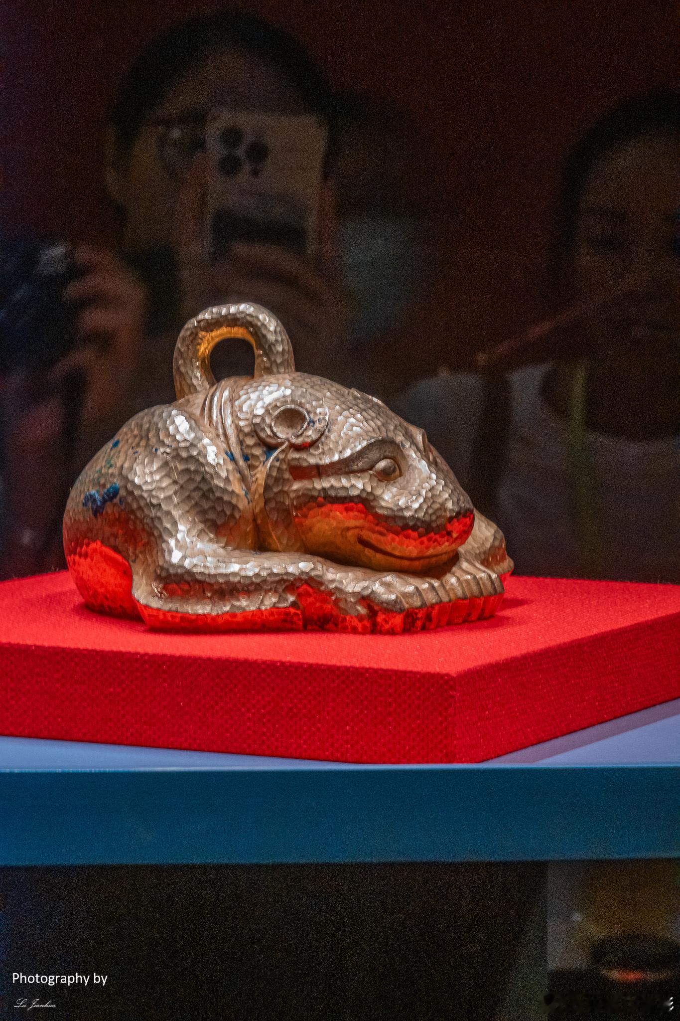 南京博物院的额“镇馆之宝，是一方重9100克、黄金纯度达99％的”金兽“。这枚金