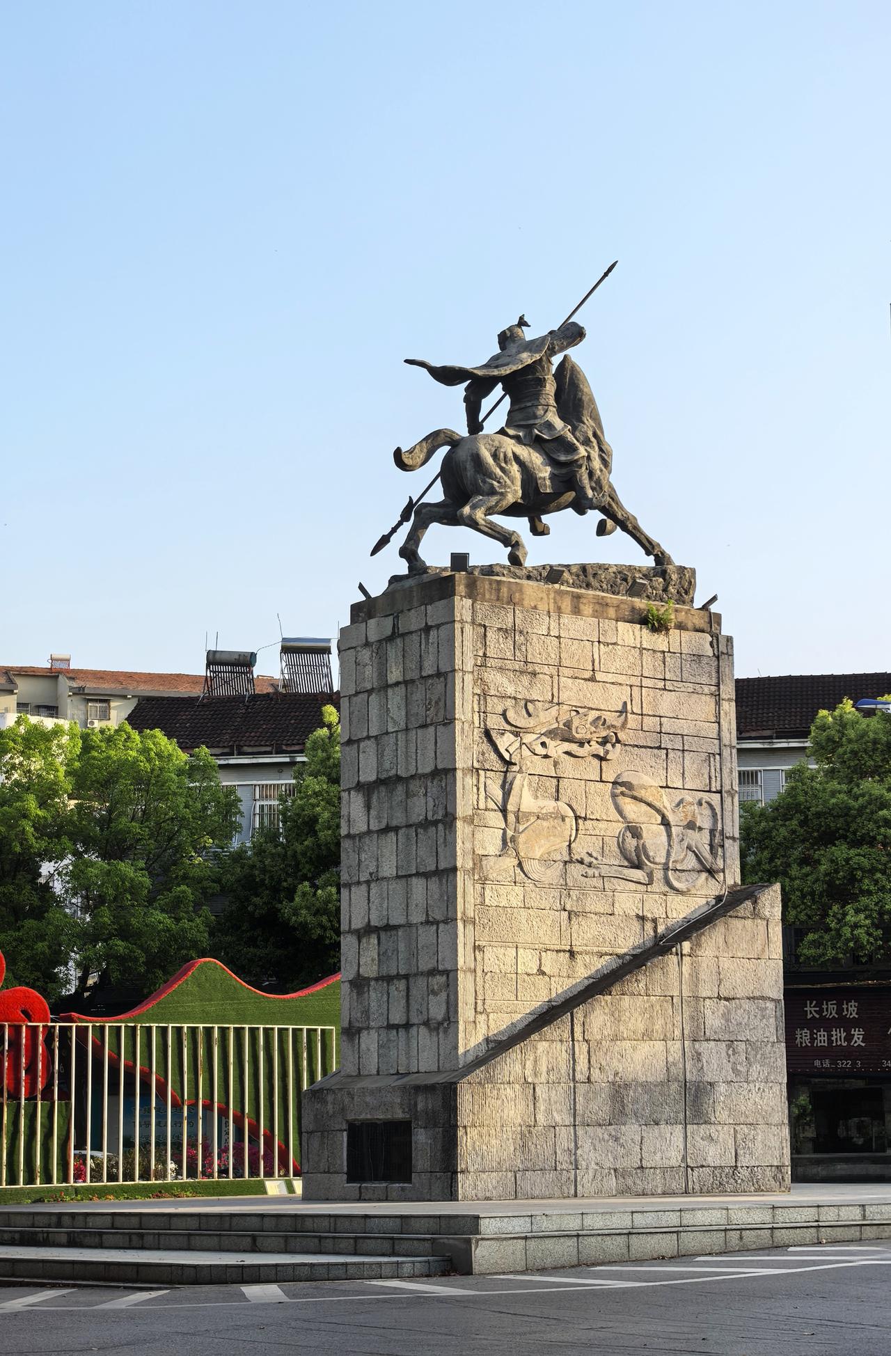 在当阳，见到了长坂坡赵云塑像。从背影看，英姿飒爽，干净利落。看正面，就不符合我心