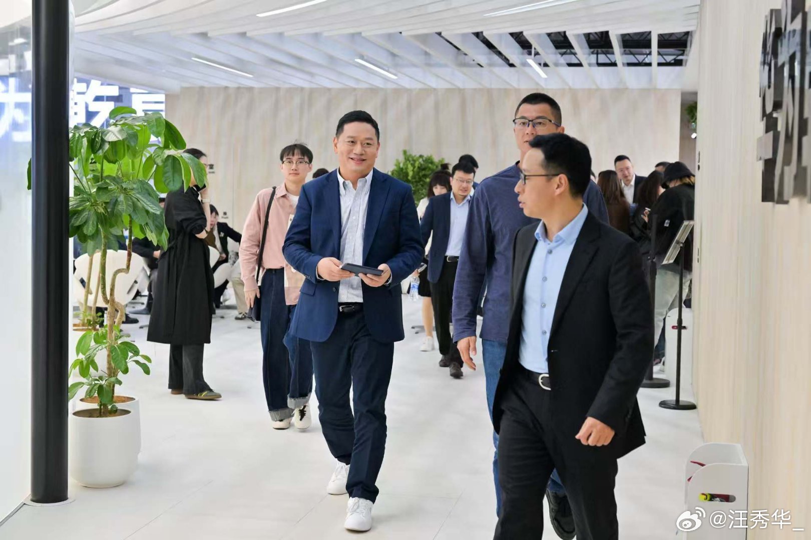 笑不活了！启境CEO把广州车展活出健身房既视感，一天步数破万全靠在展区奔波。毕竟