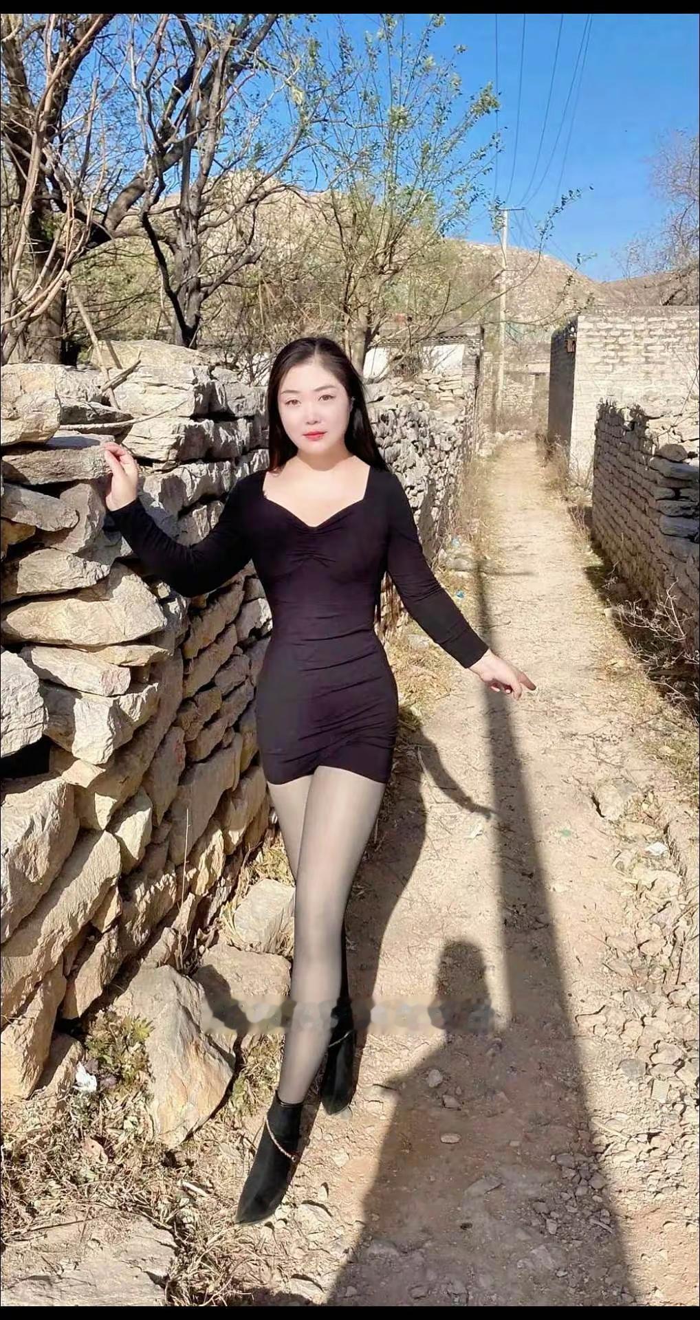 石墙丽影 乡间甜美穿搭 户外自由感拍照