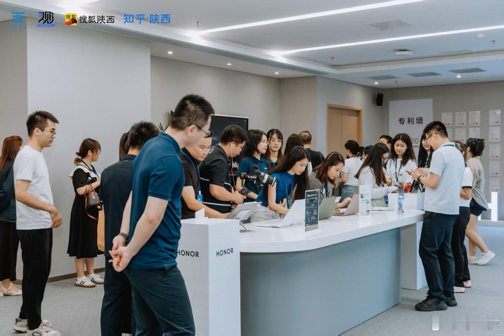 西安市委网信办带媒体大V探秘荣耀研发基地，揭示了以AI为本，如何改变消费电子品质