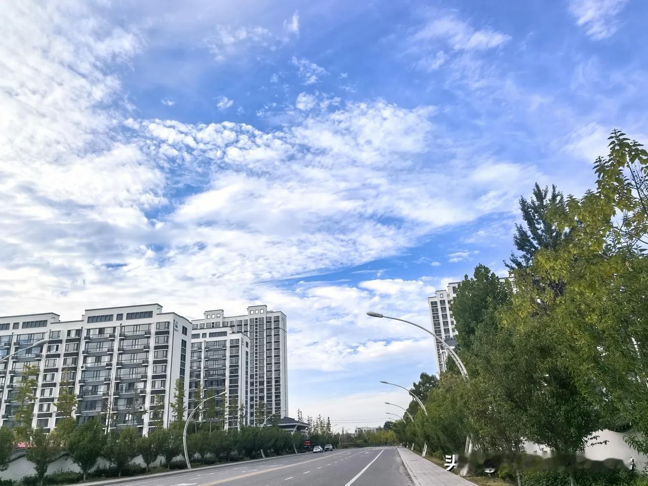 下午4点后，天空还这么蓝？这大概就是秋天的特色吧？

湛蓝的天空，雪白的云彩，高