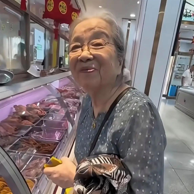 果然面相是会騙人的，容嬷嬷李明启就是个例子，她“三角眼”“颧骨高”，一副不好相处