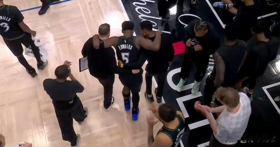 爱德华兹遭遇重伤！森林狼危险了！

今天的系列赛G4继续在森林狼队主场进行，前面