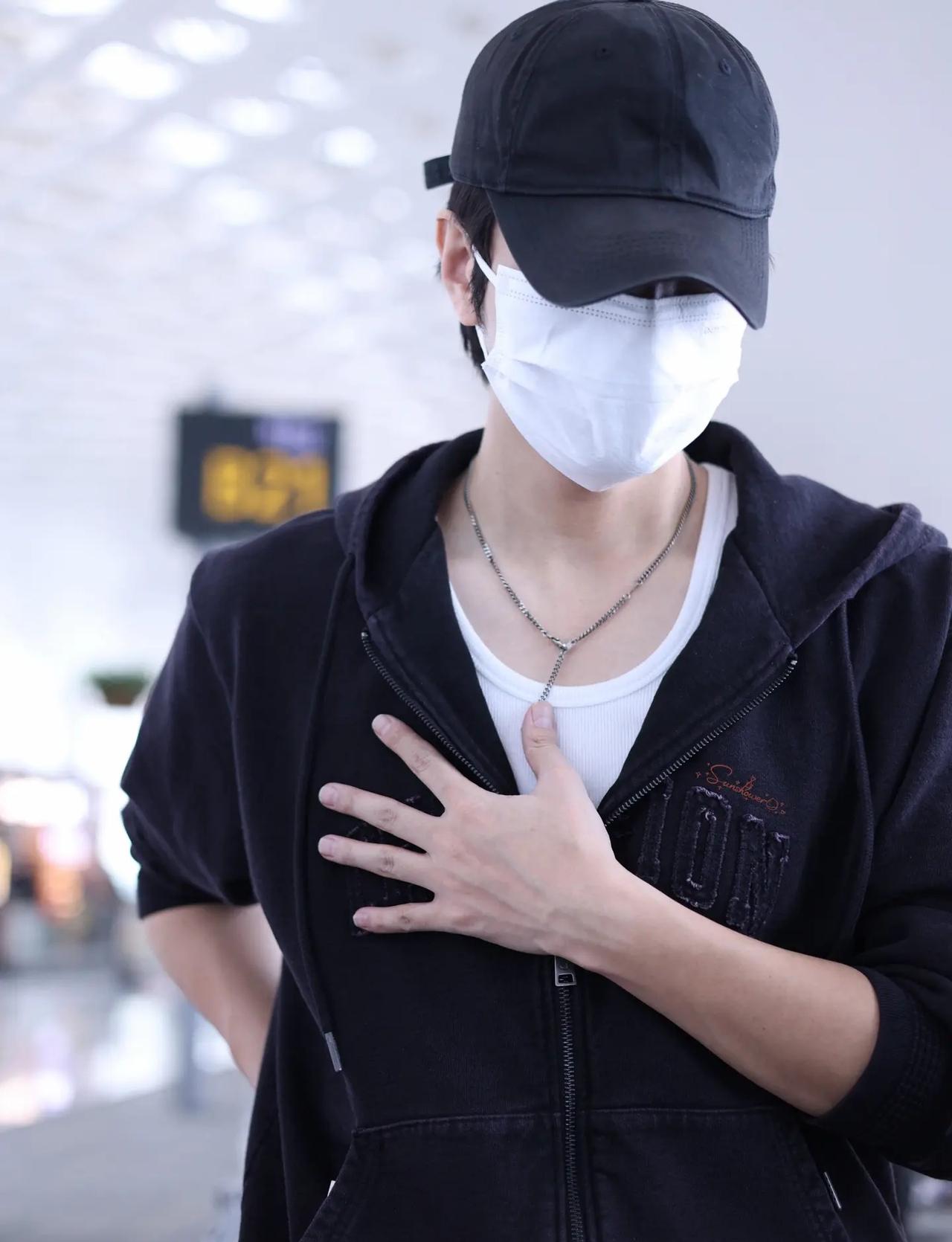 罗正起落平安🛫。@罗正 @罗正想升咖当影帝再买房（经纪人版） @罗正工作室 罗