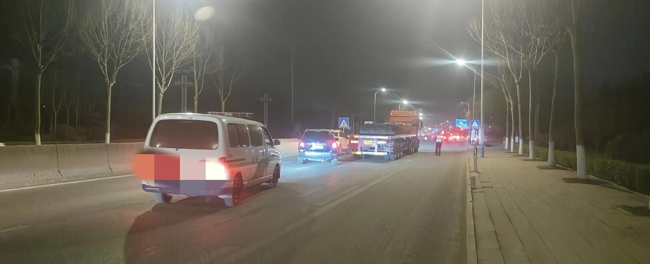 今晚差点被吓的裤子湿了，今晚回家看到交警蜀黍又在进行道路安全整治活动，本来我一边
