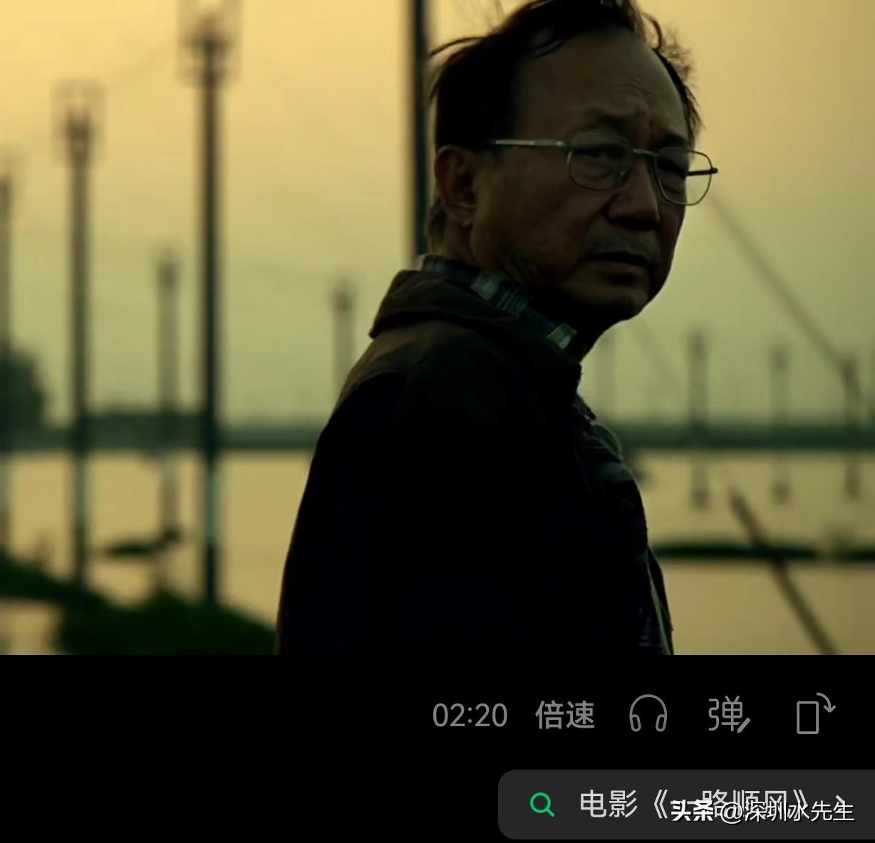 年轻时看《一路顺风》，以为是黑色幽默的黑帮公路片。
人到中年再重看，才发现这根本