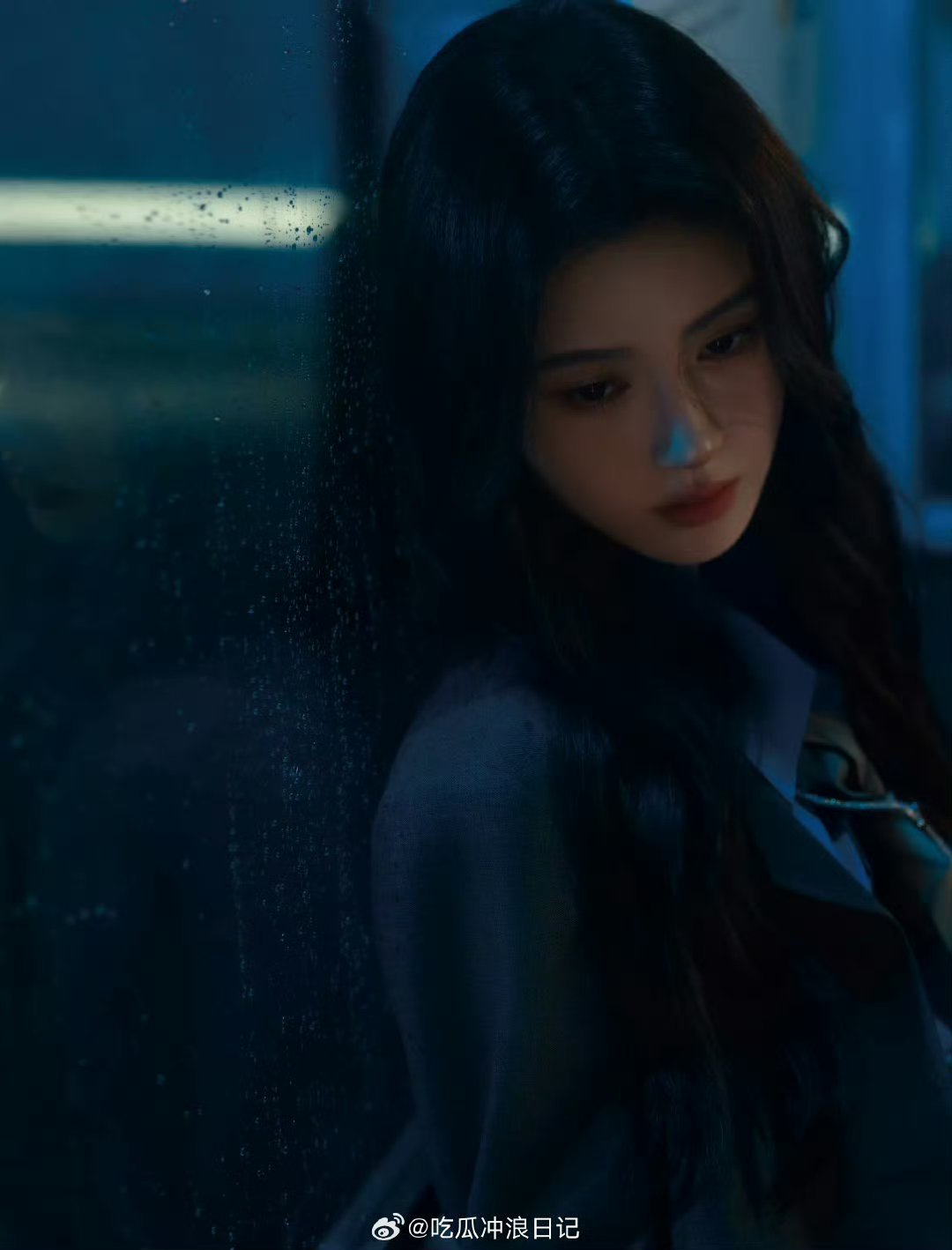 鞠婧祎火焰玫瑰鞠婧祎蓝调雨夜 玫瑰带火，雨夜染蓝。一帧一画皆是故事，一分一秒尽待