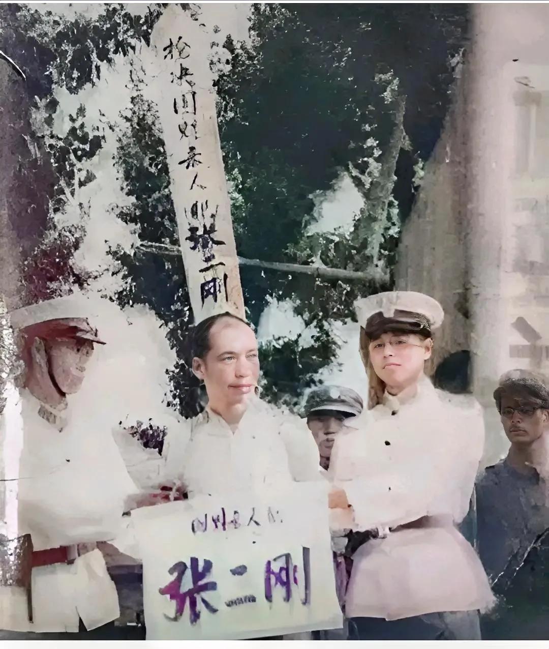 这是一张很有年代感的老照片，可惜里面的人，却是一个图财杀人犯。

在那个年代，民
