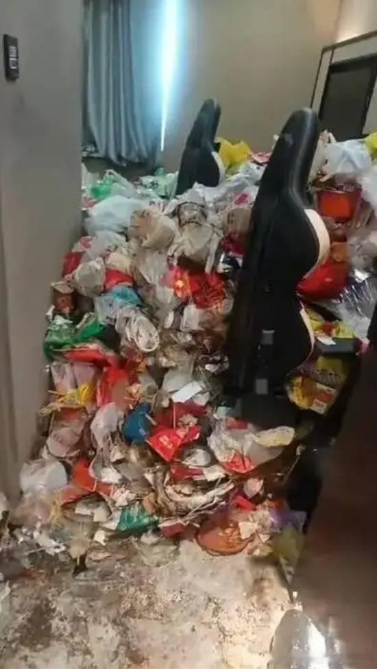 一电竞酒店退房后画面“不堪入目” 垃圾堆积超1米近日，有网友发视频称，吉林长春一