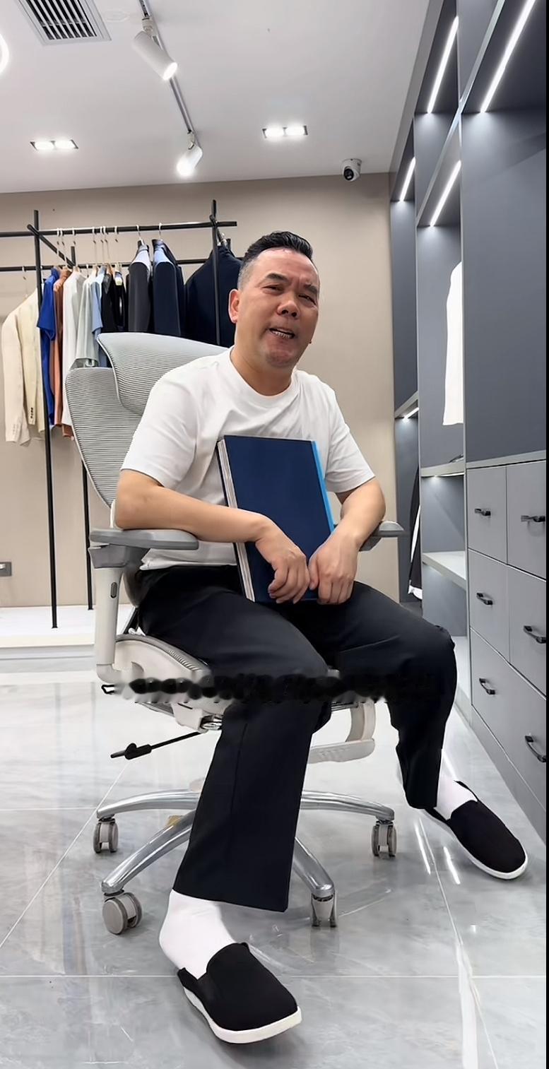 上海阿牛哥，让张大炮学会闭嘴，他说2026年的口号是闷声发大财，学会闭嘴。直言恩