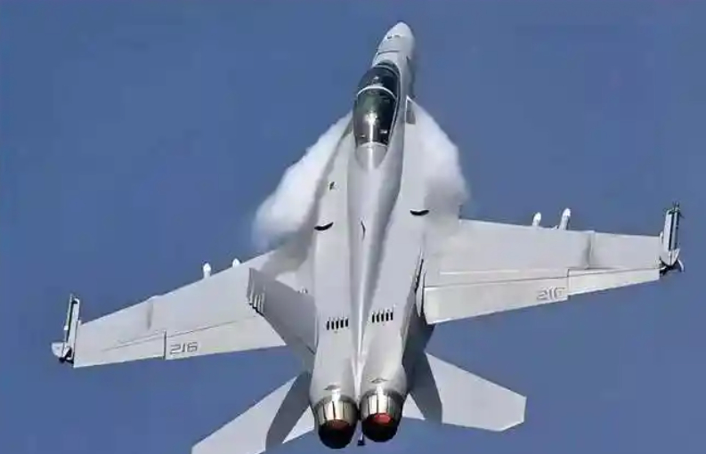 最坏情况发生，美军舰载机在沿海被击中，白宫意识到大国出手了！据多家国际防务观察媒