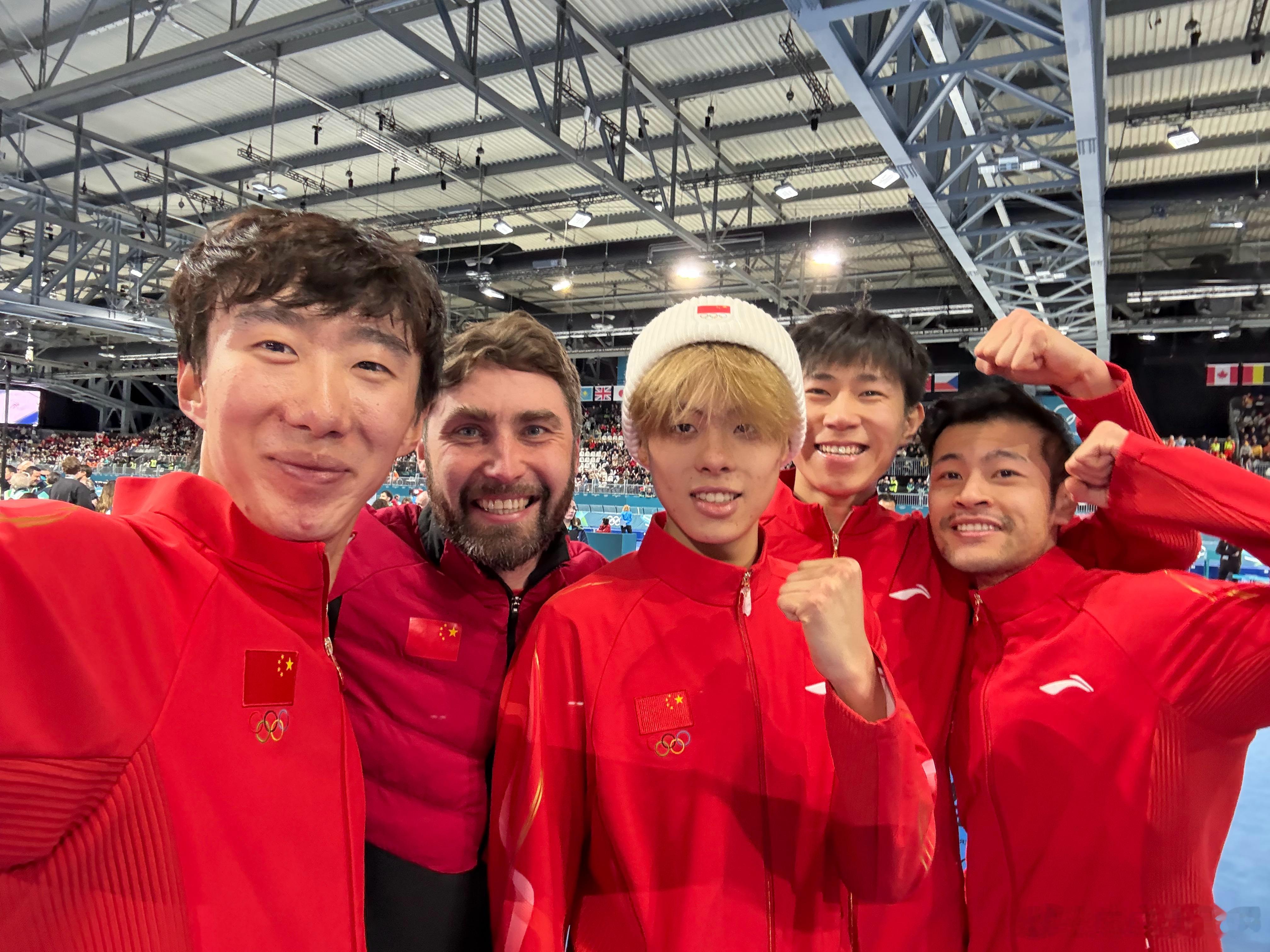 刘瀚彬是冬奥会小作文达人🥉拿到米兰冬奥会速滑男子团体追逐的铜牌后，19岁小将刘