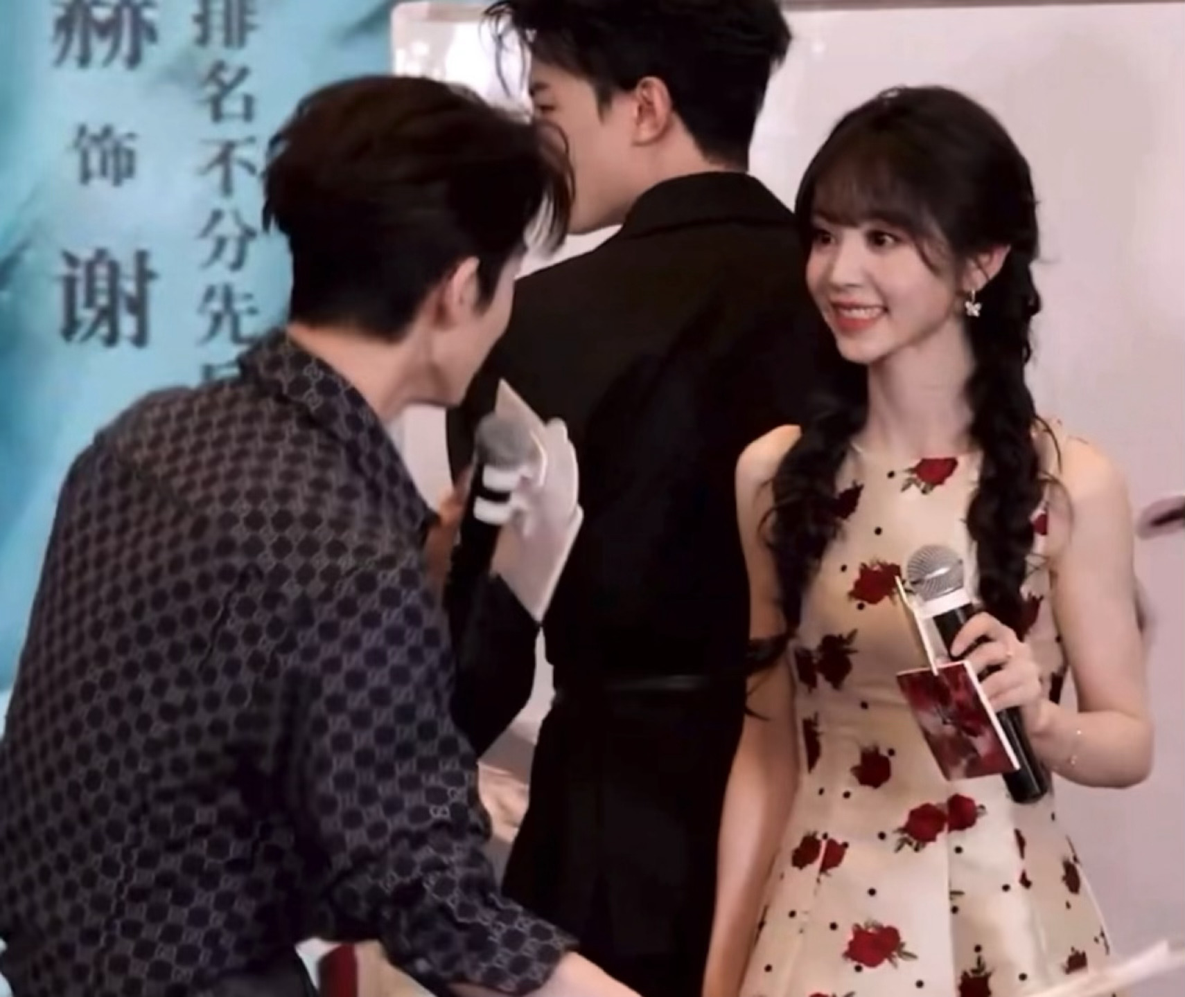 找五官拼图这段为何这么萌…凌赫急匆匆过来看小田：“给我看一眼给我看一眼”小田：凌