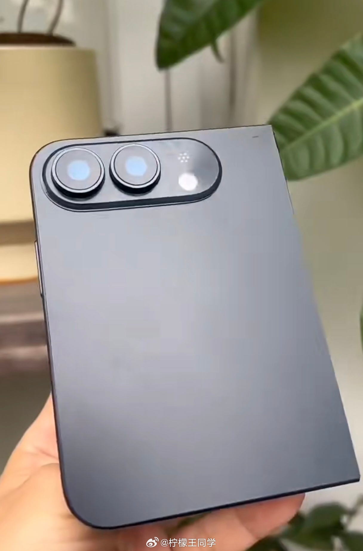 iPhoneUltra黑色机模我向来不喜欢黑色的电子产品，我的手机、手表、电脑都