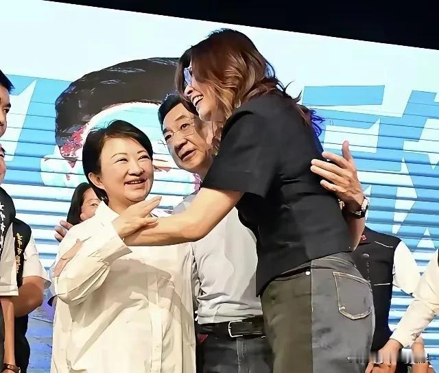 在台中市为江启臣造势活动中，郑丽文当着台中市长的卢秀燕面大加称赞她，说出了“她是