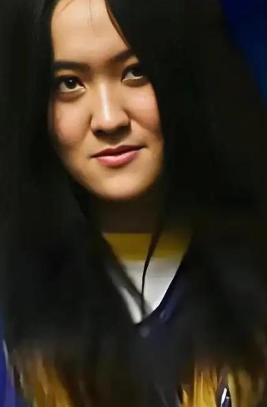 2015年，曾拿烟头烫同学、扇耳光的赴美女留学生翟云瑶在法庭上咆哮：“能不能快点