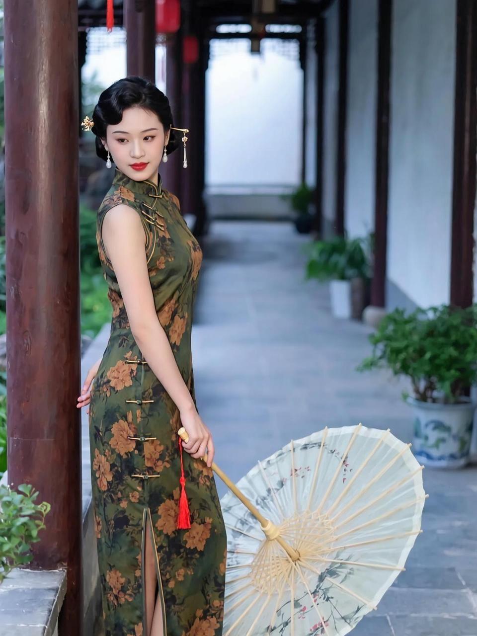 春日的暖阳洒在青石板路上，一袭旗袍勾勒出古典的韵味。手中的纸伞仿佛承载着旧时光的