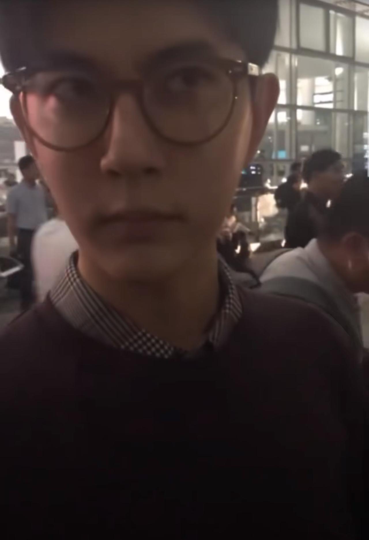 难怪他会有这么多的路人粉，

一切都是原因的，

有一次蒙蒙在路边等车，很多的粉