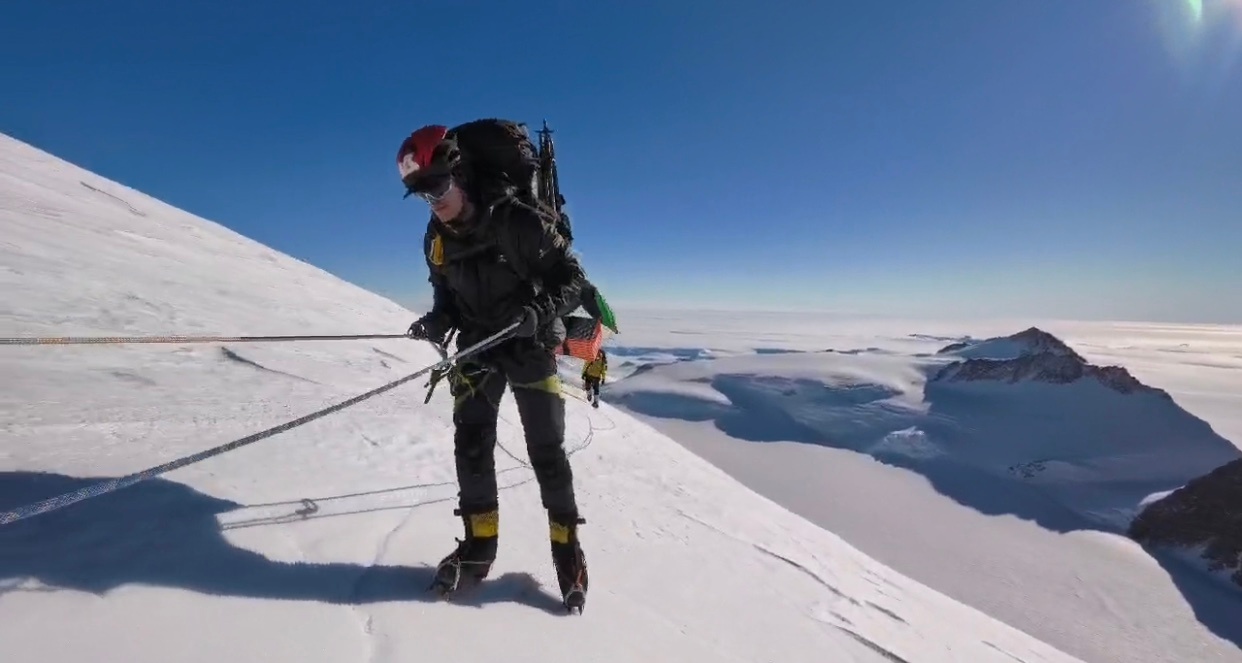 中国探险家成功登顶七大洲最高峰 谁还没刷到汗斯的封神时刻！登顶南极文森峰，集齐七