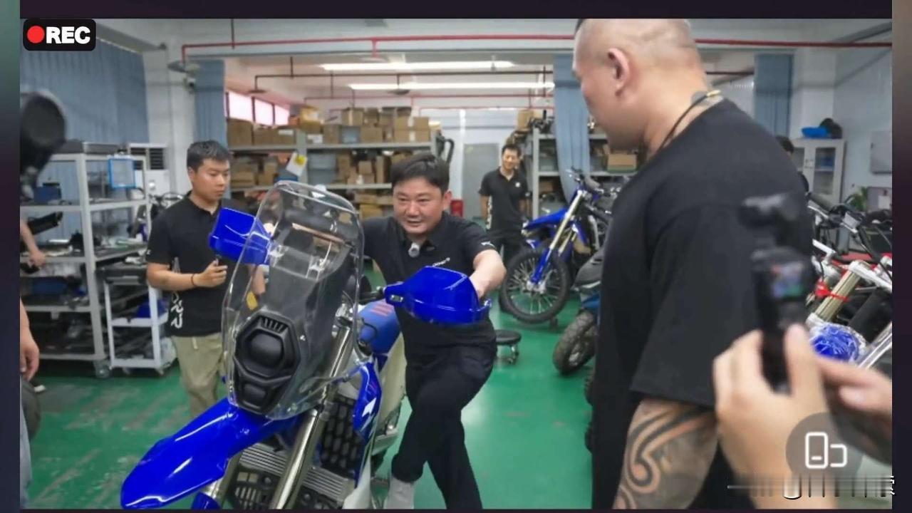 张雪兴致勃勃的给馆长演示他的二八大杠上车法，太随性可爱了！
他们每次都要笑我，我