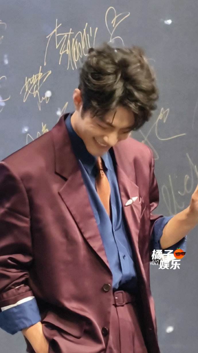 肖战红毯低头笑肖战红毯低头笑，无人生还！ 