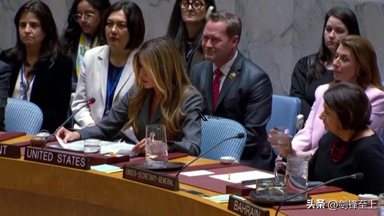 绷不住了
特朗普派自己的老婆去联合国当代表发言
后面的随从人员脸都绿了
这次派老