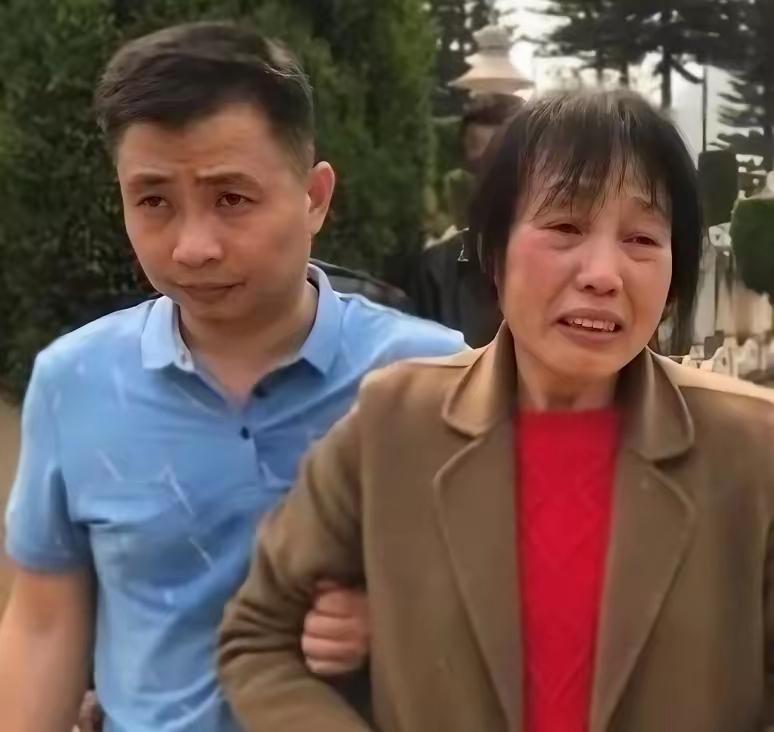 1984年，一战士壮烈牺牲，其新婚20天妻子拒绝改嫁，坚持生下遗腹子，35年后，