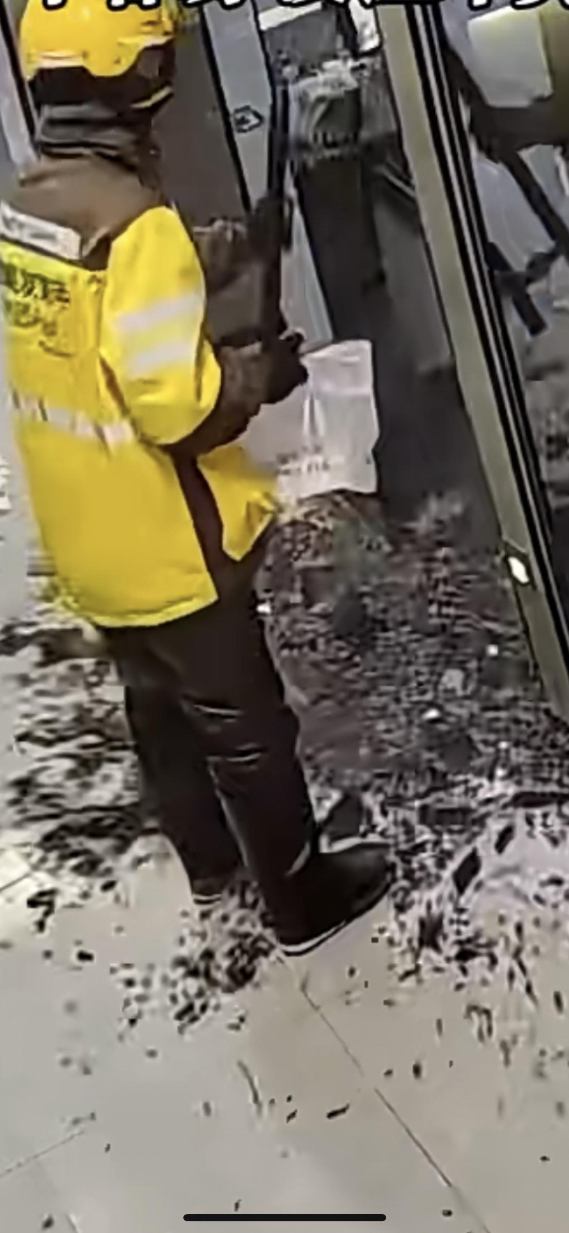 2月11日河南，外卖小哥正常开门送，谁料轻轻拉开，整个玻璃门碎成渣，外卖小哥一直