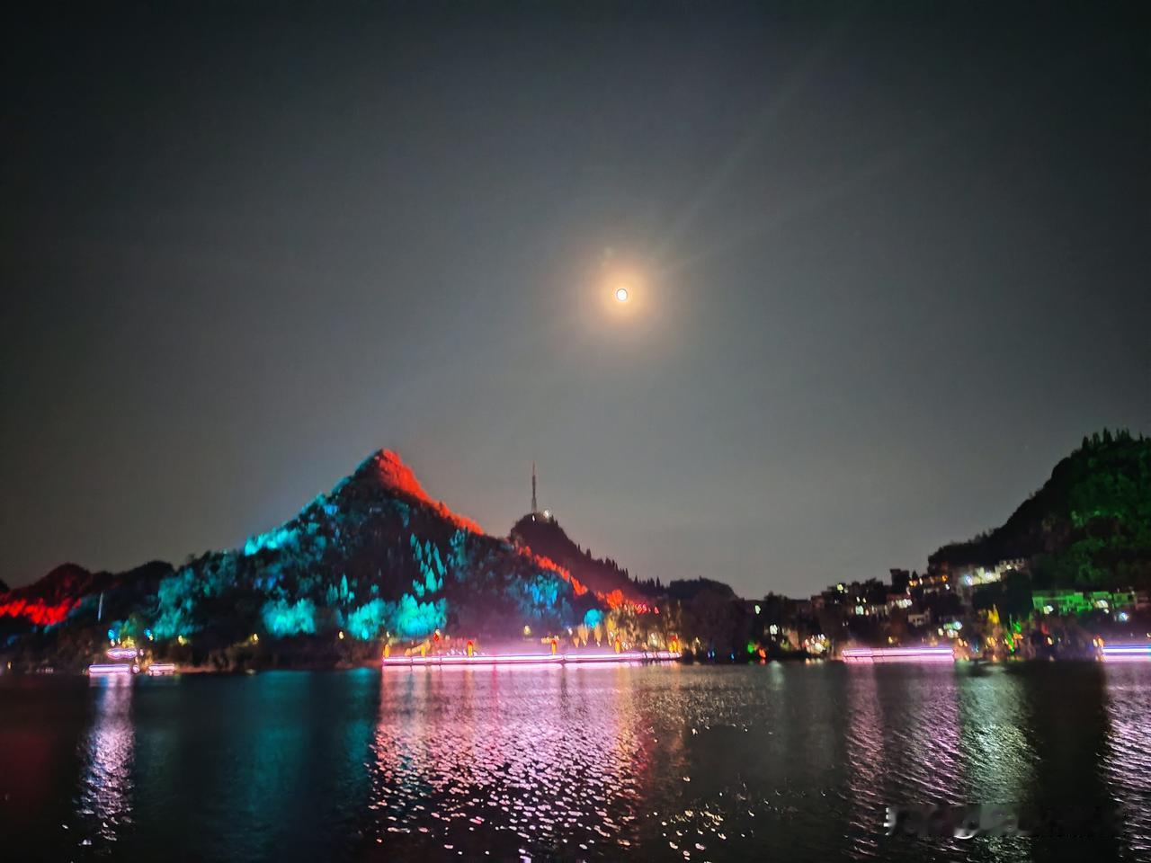 旅居贵州安顺，中秋节家人团聚在安顺。夜赏虹山湖之月。

今天一大早，我们就开车到