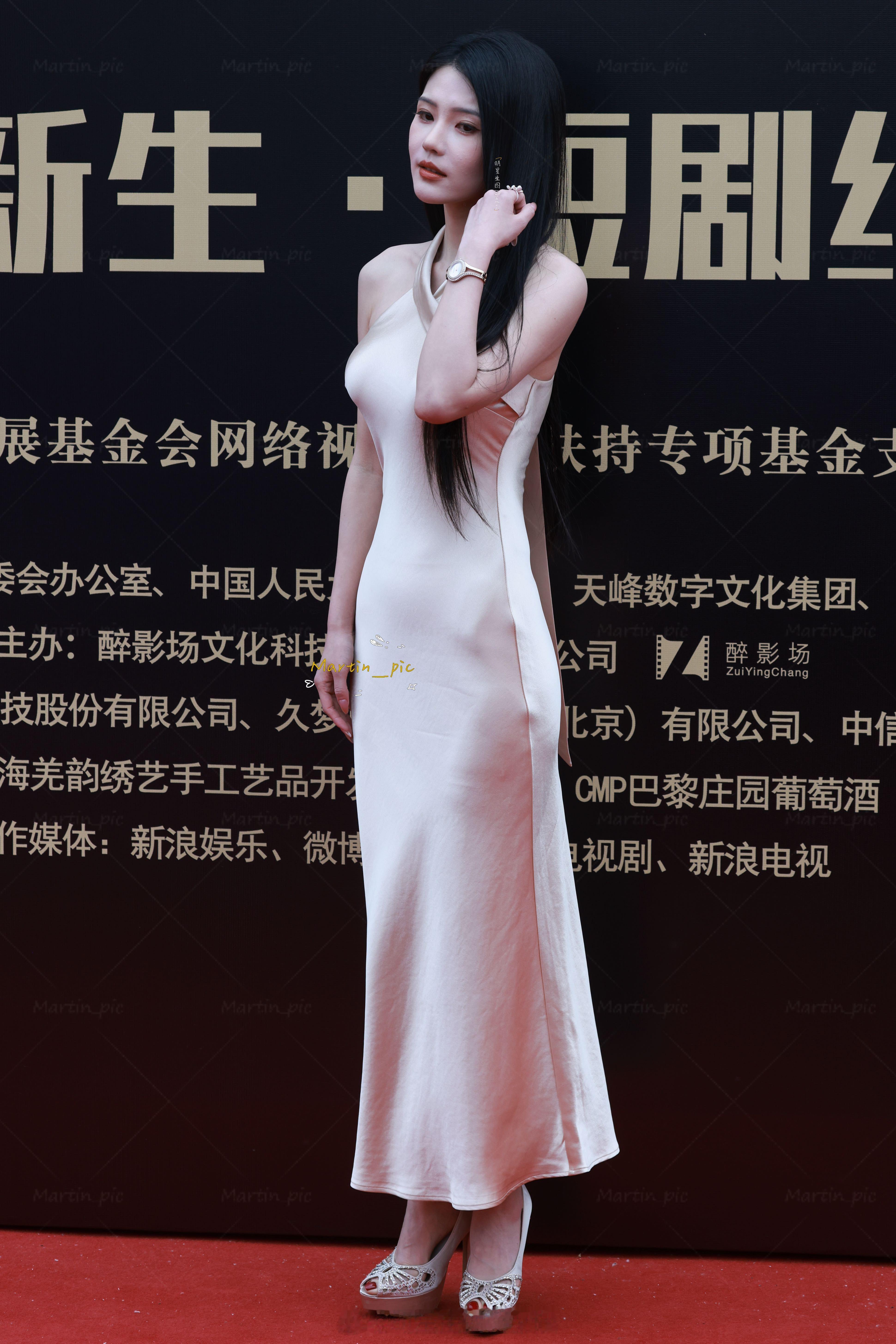 演员锦子超话 锦子北影节红毯生图 姐的身材很曼妙北京国际电影节星瀚影像计划锦子