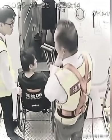 郑智化在深圳机场的视频被曝光。郑智化双腿基本丧失运动能力，像他这种仅上肢具备活动