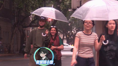 阿云嘎出街被同行女子搂腰   这一看就是亲人把。 ​​​