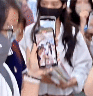卢昱晓走机场结果被陌生人敲脑袋，看她表情整个人都懵了。。工作室能不能休息保护艺人