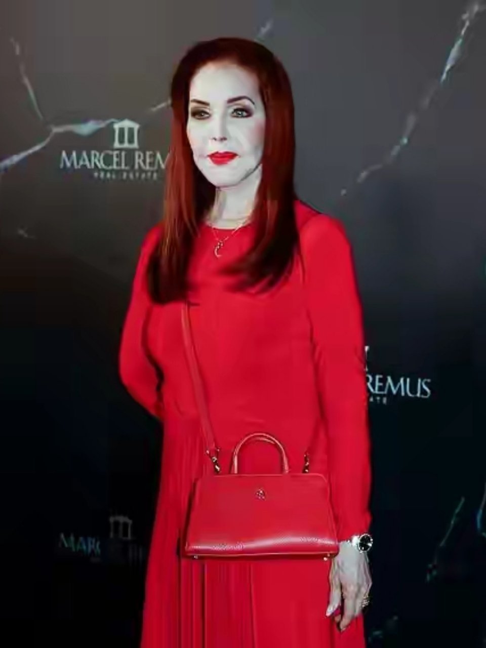 81岁猫王前妻罕见走红毯，惨白妆容搭配浓烈红唇，被评像僵尸蜡像 