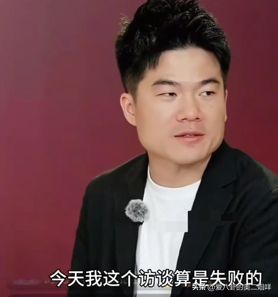 董宇辉采访周星驰，最后抱拳跟观众说了一句：今晚大家对我提出任何批评，纯属活该。