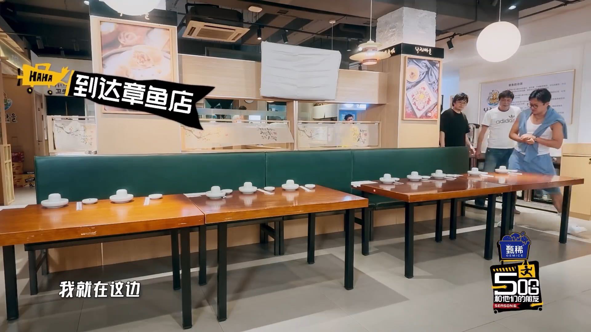 鹿晗坐邓超腿上鹿晗坐邓超腿上了哈哈哈哈哈章鱼店的分组环节花絮很有看点，随性的肢体