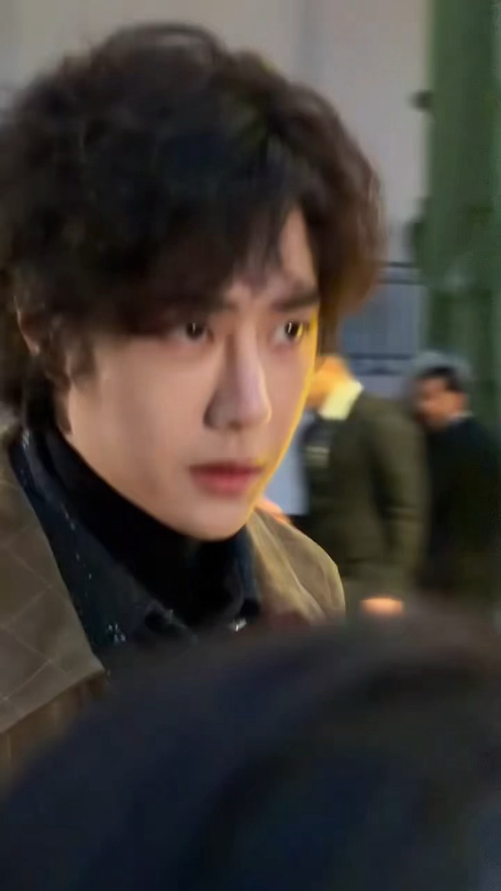 王一博  热搜王一博巴黎大秀第三套多多铺美图，安利起来！ 