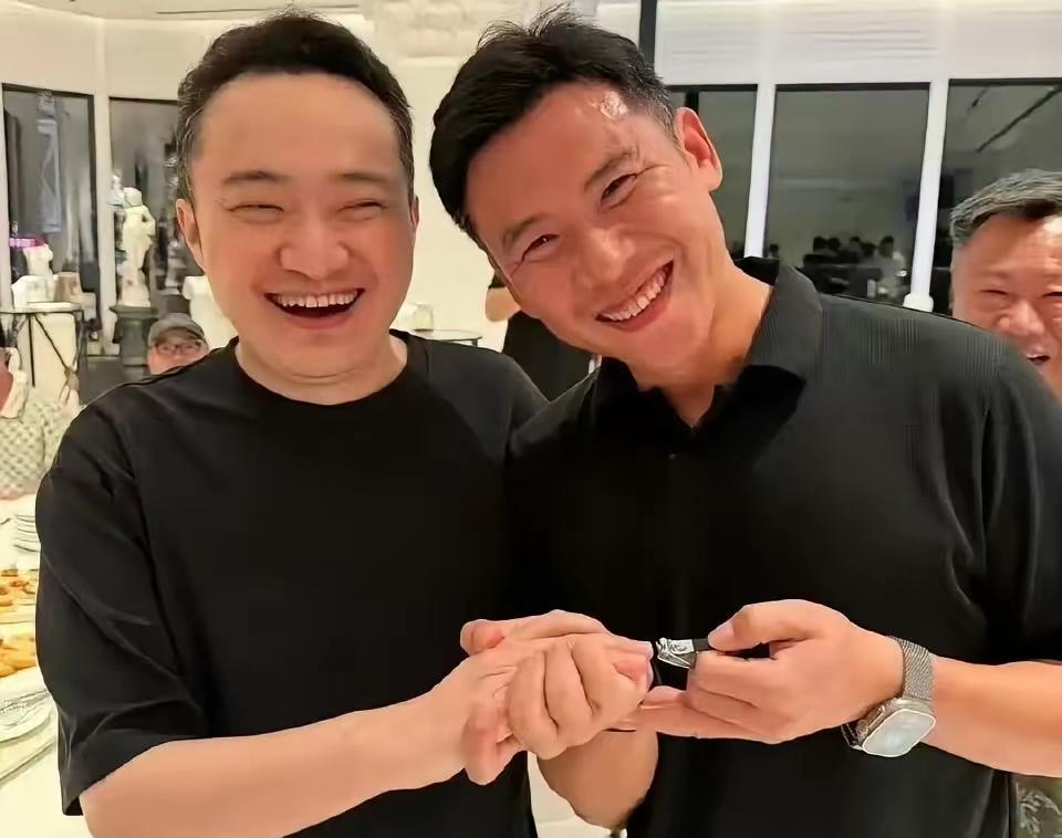 孙宇晨太渣了，发文道歉后又发剪指甲照片，还笑嘻嘻的，简直是无赖流氓！

孙宇晨又