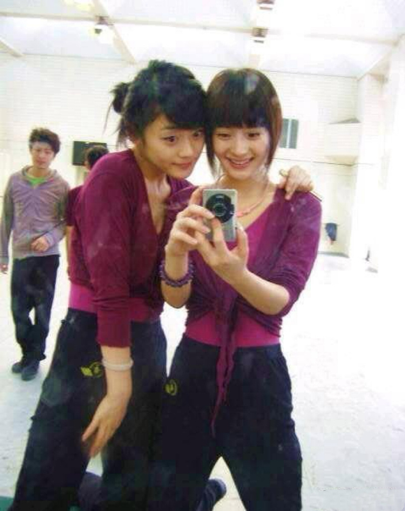 杨幂大学期间在北京电影学院上形体课的照片 