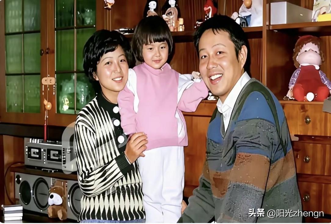 这张老照片是陈道明、妻子杜宪和女儿陈格，在家里拍的居家留影。

平时在外头参加活