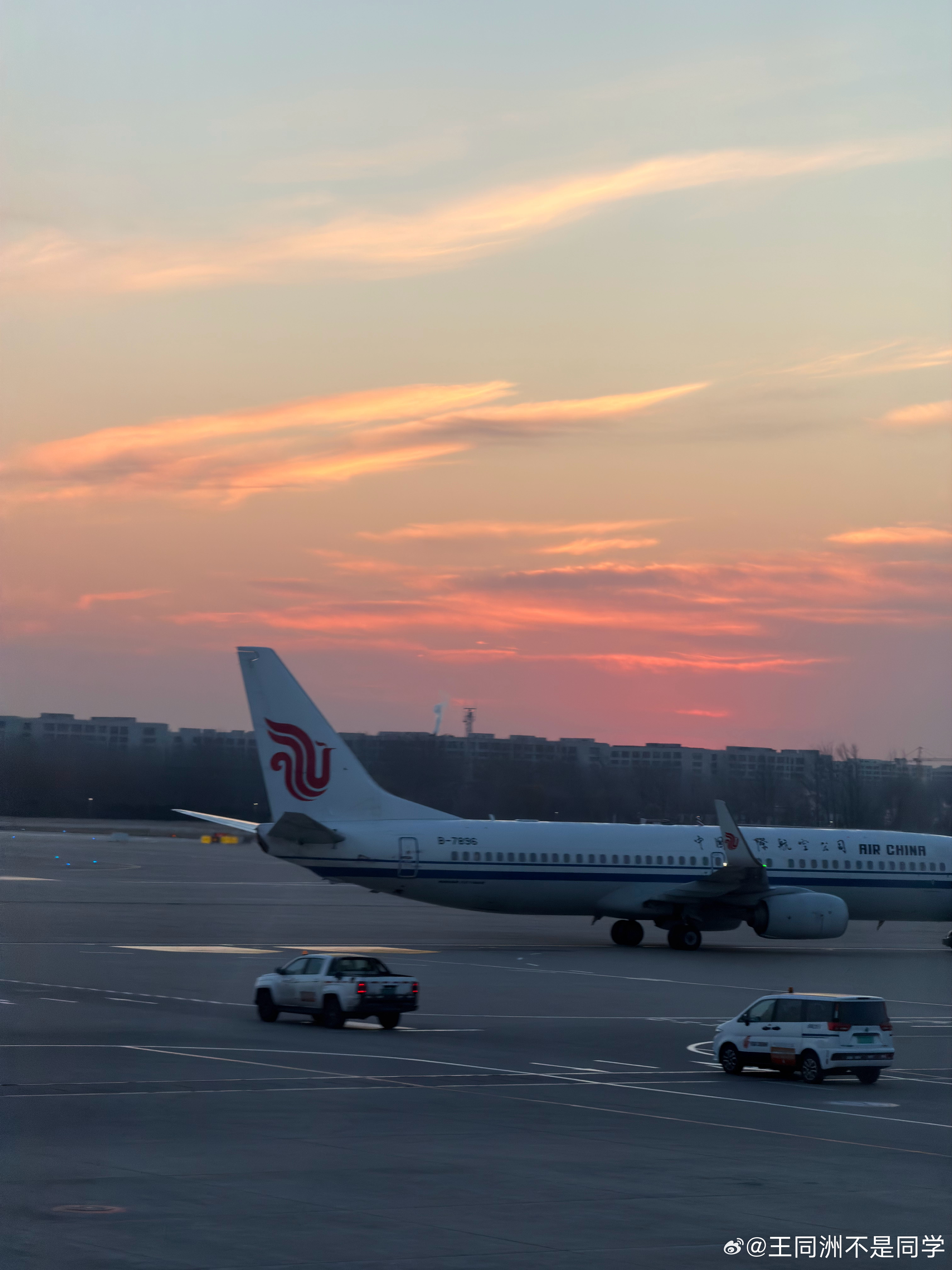早上的天空，是自然的渐变色粉里透着红！黄里透着蓝！妙Morning，今天卡点上飞