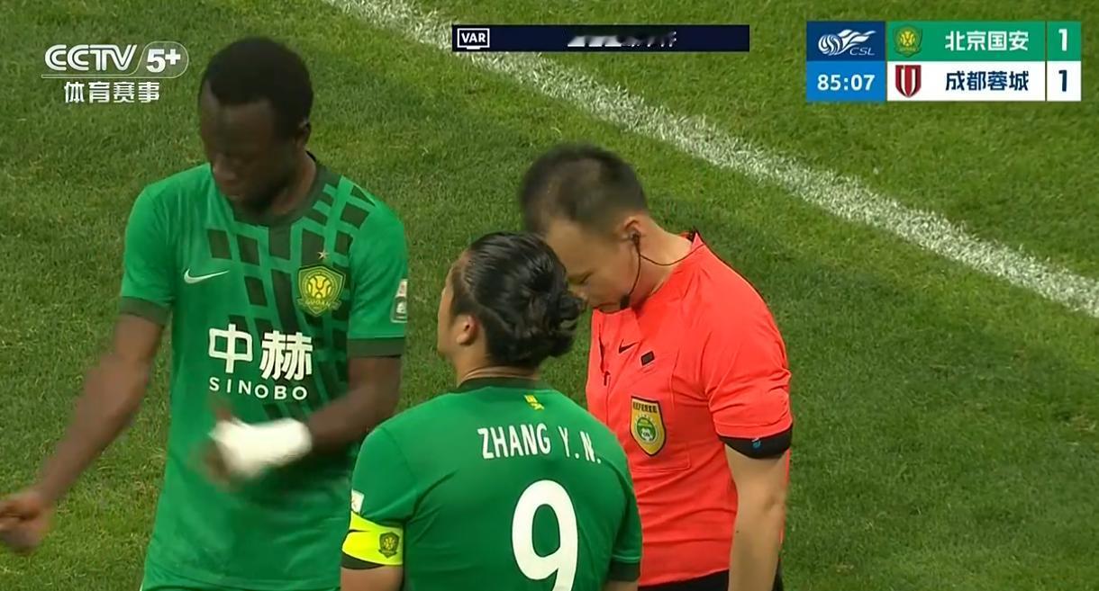 韦世豪问廖力生打到手了吗？廖力生说没有，打到了小腹大腿间！
后面var给了主裁判