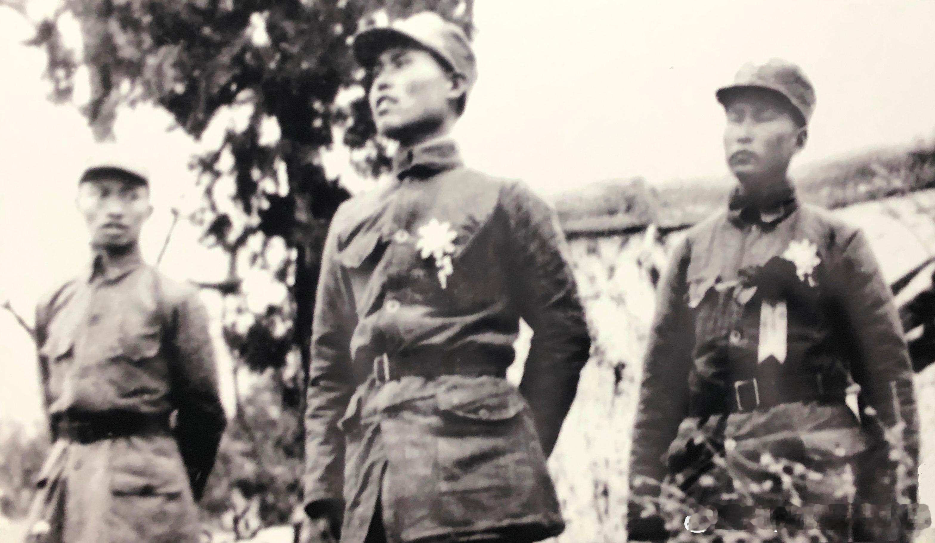 1941年9月狼牙山五壮士幸存者葛振林（左2）、宋学义（左3）在授奖大会上军事历