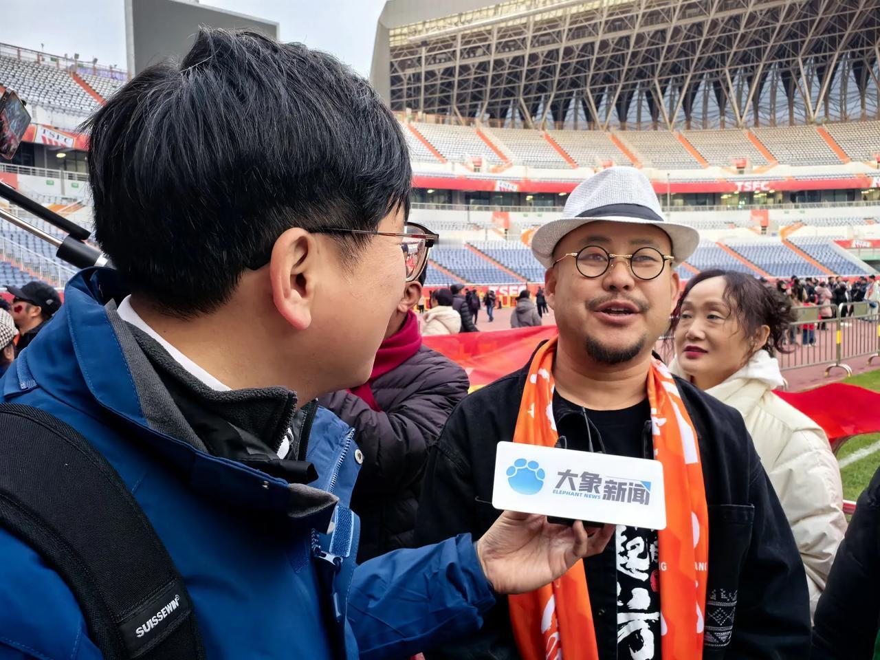 山歌响起的地方，济南奥体。热情的粉丝几乎覆盖了全年龄段，好热闹，好兴奋啊。