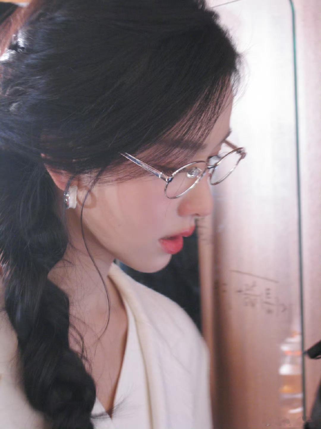 陈都灵这套造型好鲨我。。温柔女教师真的会爱